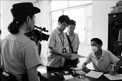 江门市蓬江区法院执法人员将执行通知书等法律文书送达违法企业负责人手中