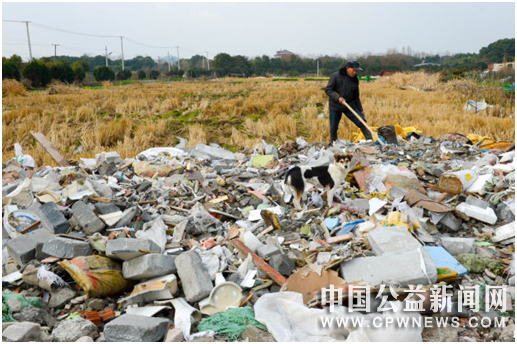 随意倾倒的建筑垃圾让人头痛