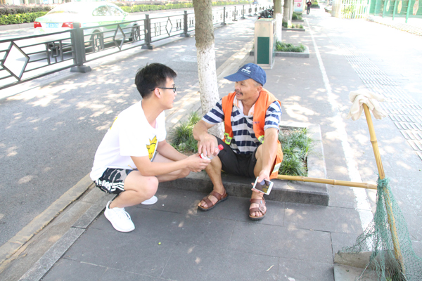 团队成员给环卫工人送水 团队成员给环卫工人送水